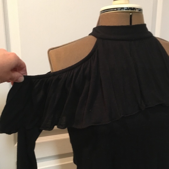 Unique Cold Shoulder Top - Picture 7 of 9